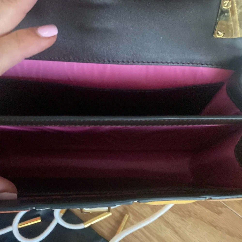 RARE Amanti Satchel - Picture 7 of 9